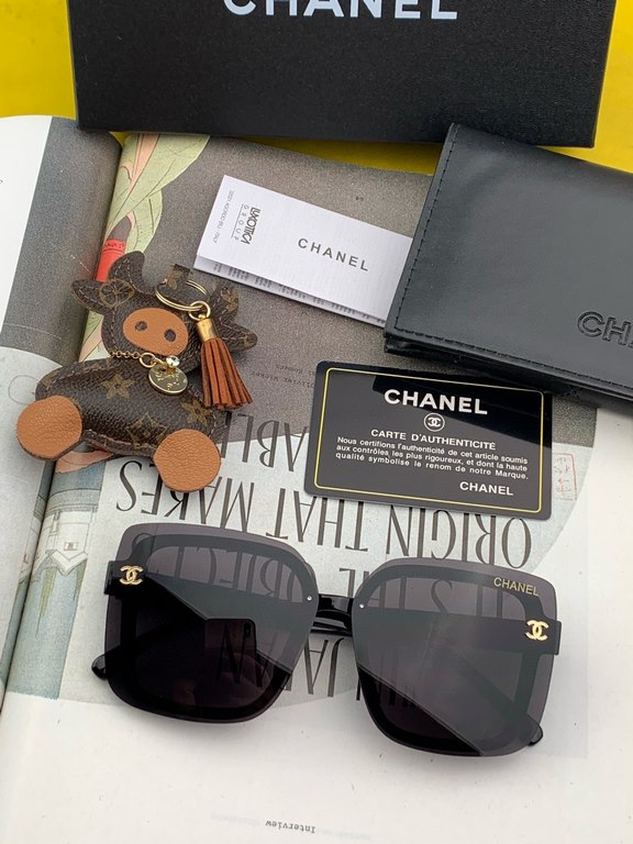 Chanel large frame sunglasses sunglasses Classic square box design, not pick face type, whether with a coat or a dress are very temperament polarized lenses to prevent UV Model CH1954