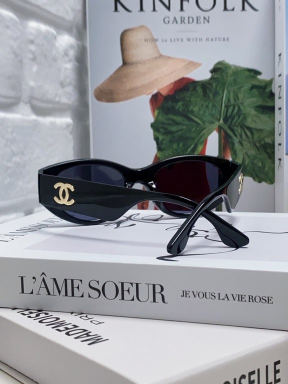 Chanel Chanel 2024 new small perfume wind retro senior sense oval frame sunglasses female ins net red street shooting personalized Europe and the United States cat eye sunglasses Ms. sunglasses