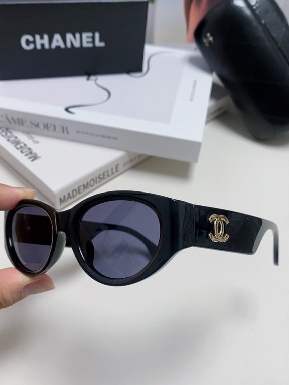 Chanel Chanel 2024 new small perfume wind retro senior sense oval frame sunglasses female ins net red street shooting personalized Europe and the United States cat eye sunglasses Ms. sunglasses