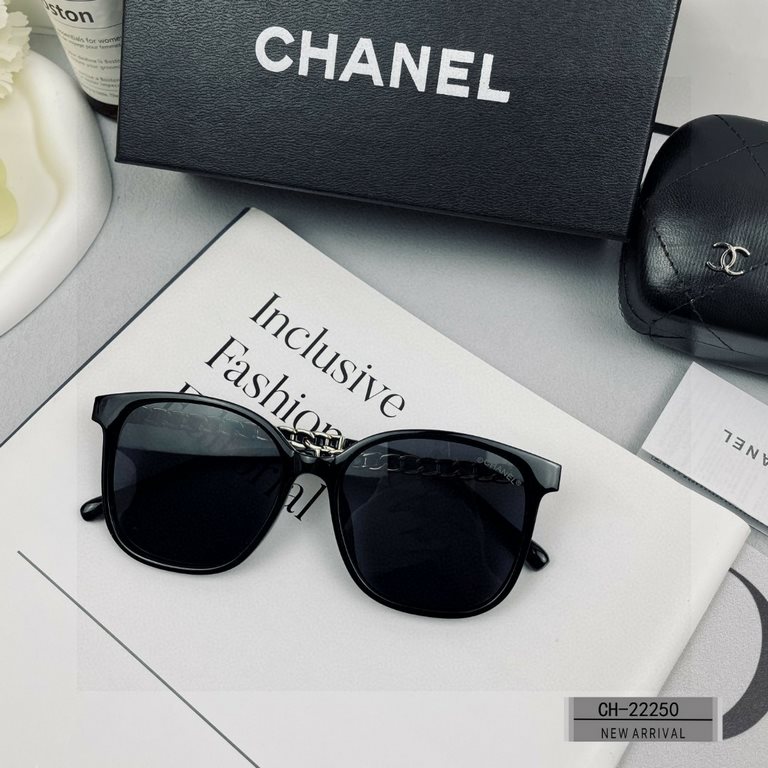 . [CHANEL France]. . [Polaroid Resin HD Lenses] . PC frames - lightweight and comfortable to wear. . [size 63-17-140] . [   new small fragrance sunglasses to reduce the burden of glare, blocking harmful rays of radiation