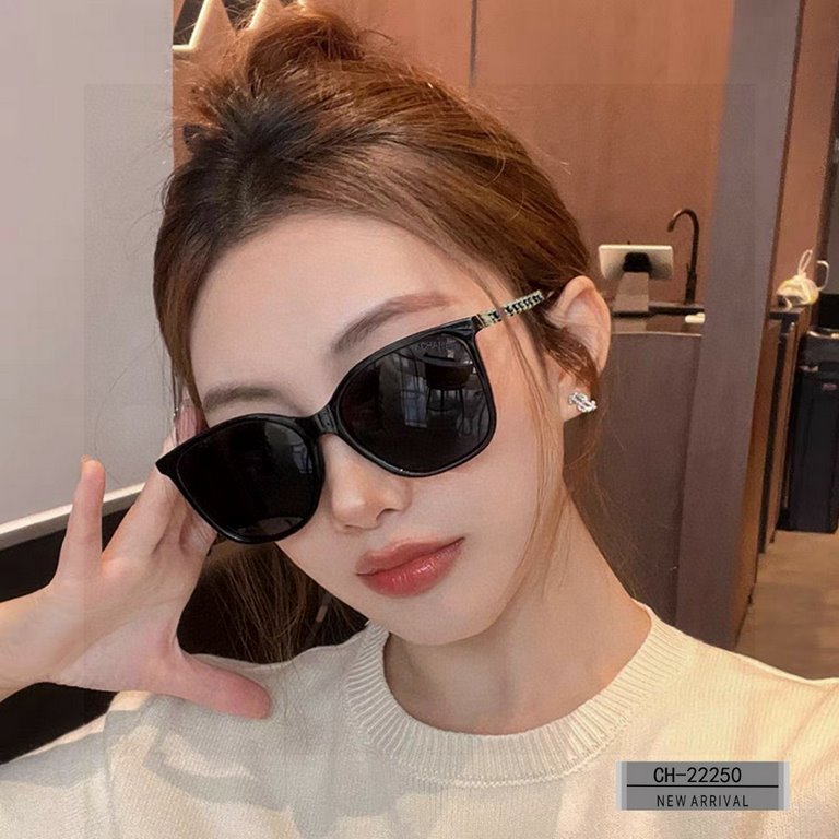 . [CHANEL France]. . [Polaroid Resin HD Lenses] . PC frames - lightweight and comfortable to wear. . [size 63-17-140] . [   new small fragrance sunglasses to reduce the burden of glare, blocking harmful rays of radiation