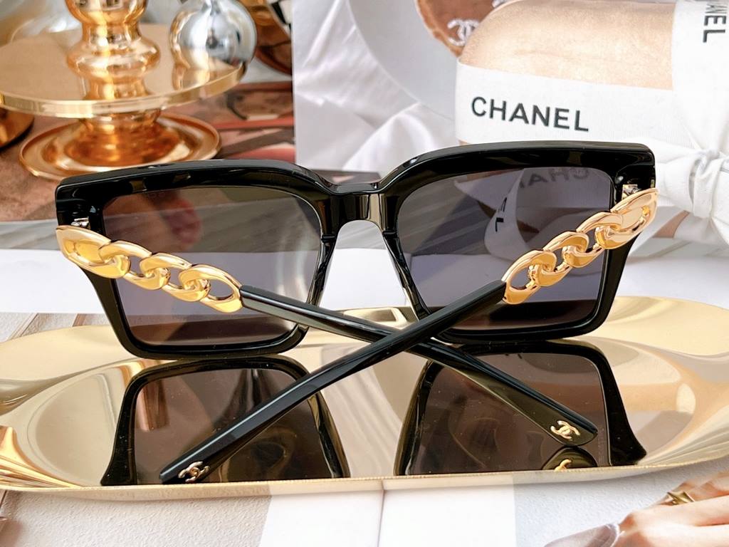 Chanel Model CH0731 Size 56 Mouth 20-145 Skinny Face Large Square Frame Sunglasses Super Handsome Twisted Metal Legs A must-have fashion item for the new year! Unisex    !