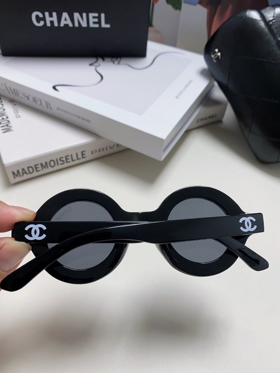 Chanel Chanel English letters sunglasses female tide European and American fashion street shoot black and white striped round frame sunglasses glasses