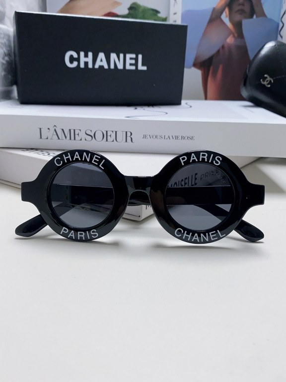 Chanel Chanel English letters sunglasses female tide European and American fashion street shoot black and white striped round frame sunglasses glasses