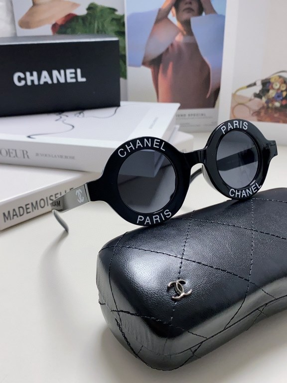 Chanel Chanel English letters sunglasses female tide European and American fashion street shoot black and white striped round frame sunglasses glasses