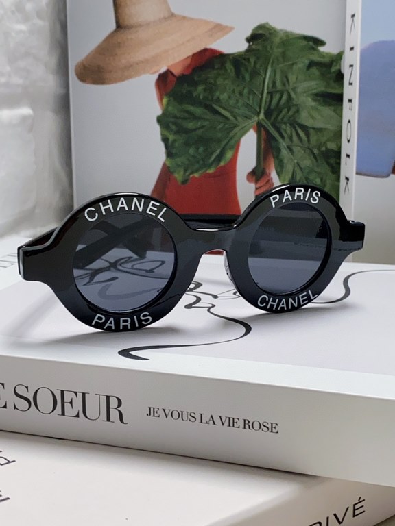 Chanel Chanel English letters sunglasses female tide European and American fashion street shoot black and white striped round frame sunglasses glasses