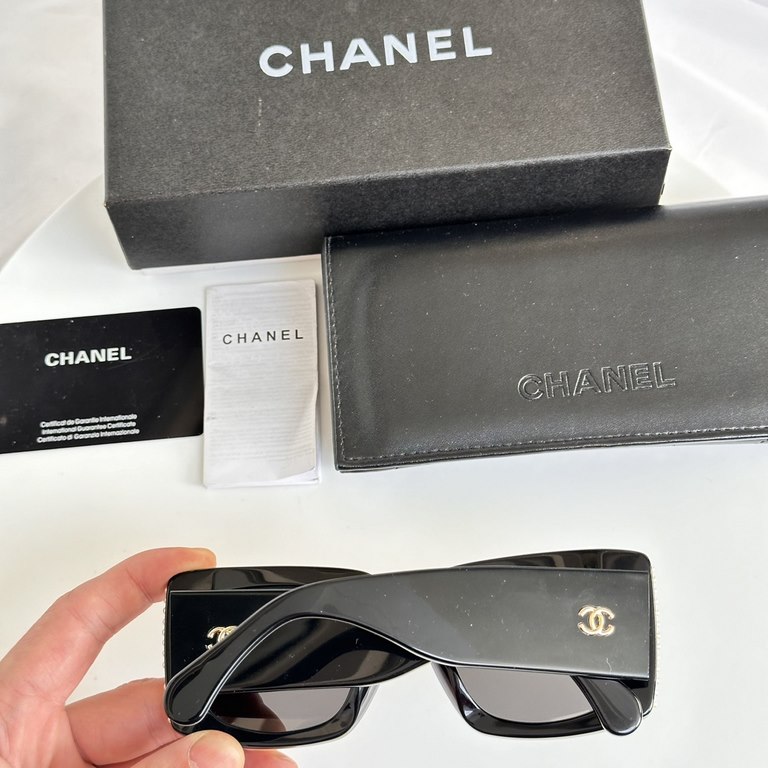 Very popular online model. In stock have their own code Explosion CH5480 size 52 20-145CHANEL super plus points sunglasses accessories ~!Low-key at the same time, the square box plus rhinestoneThe logo is very celebrity 