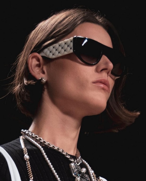 Chanel ChaneCH9101One of the best looking sunglasses for SpringSummer 2022!-Classic black and white color scheme with double C logo on the temples.Aviator shape, full of retro senseThe key is to wear them to make your fa