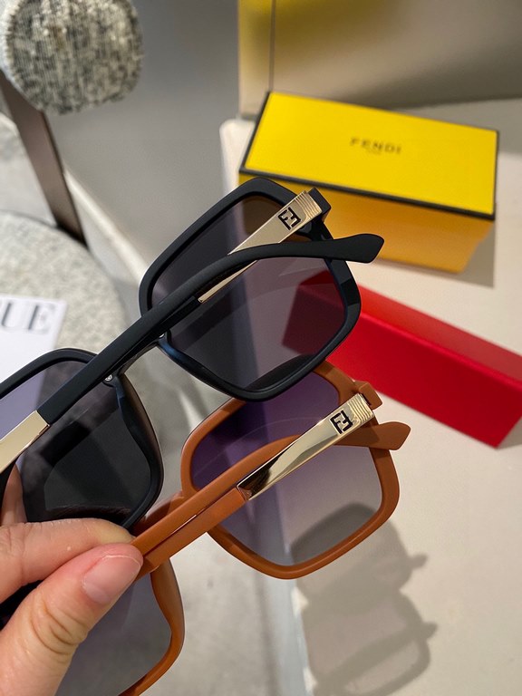 P   Chanel 2024 latest models polarized metal women's sunglasses   Material Polaroid high-definition polarized lenses, crafted foot wire is very atmospheric, vacuum coating, a must-have for summer travel models.7115