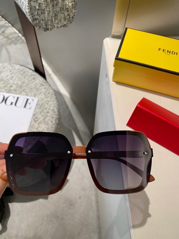 P   Chanel 2024 latest models polarized metal women's sunglasses   Material Polaroid high-definition polarized lenses, crafted foot wire is very atmospheric, vacuum coating, a must-have for summer travel models.7115