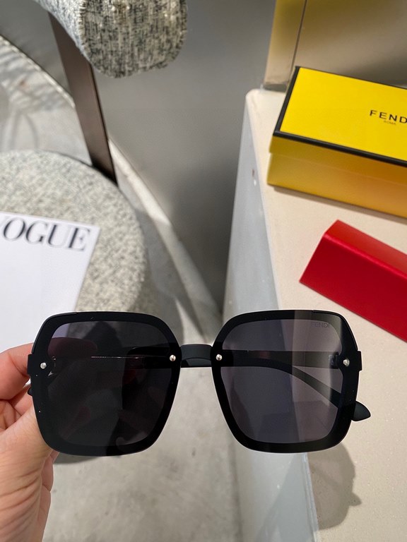 P   Chanel 2024 latest models polarized metal women's sunglasses   Material Polaroid high-definition polarized lenses, crafted foot wire is very atmospheric, vacuum coating, a must-have for summer travel models.7115