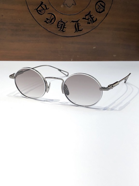 CHROME HEART's super trendy narrow-rimmed sunglasses!The overall texture of the old, revealing the traces of time ~ CH8029Exquisite details, not exaggerated, the overall sense of age brings a low-key literary atmosphere,