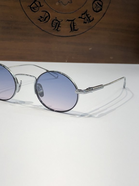 CHROME HEART's super trendy narrow-rimmed sunglasses!The overall texture of the old, revealing the traces of time ~ CH8029Exquisite details, not exaggerated, the overall sense of age brings a low-key literary atmosphere,