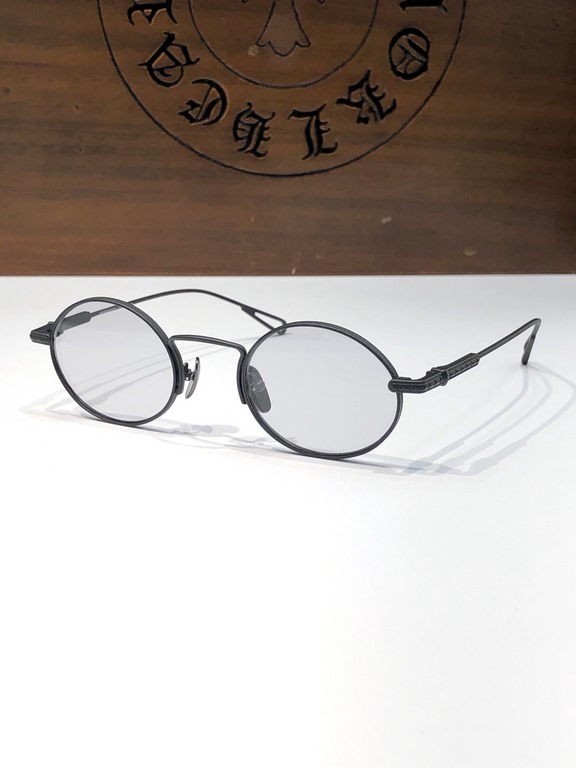 CHROME HEART's super trendy narrow-rimmed sunglasses!The overall texture of the old, revealing the traces of time ~ CH8029Exquisite details, not exaggerated, the overall sense of age brings a low-key literary atmosphere,