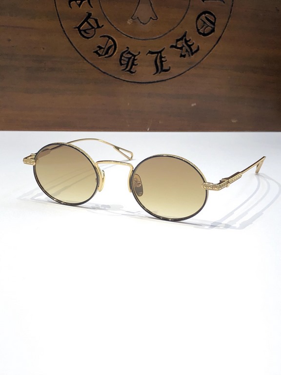 CHROME HEART's super trendy narrow-rimmed sunglasses!The overall texture of the old, revealing the traces of time ~ CH8029Exquisite details, not exaggerated, the overall sense of age brings a low-key literary atmosphere,