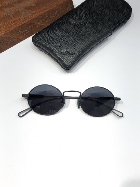 CHROME HEART's super trendy narrow-rimmed sunglasses!The overall texture of the old, revealing the traces of time ~ CH8029Exquisite details, not exaggerated, the overall sense of age brings a low-key literary atmosphere,