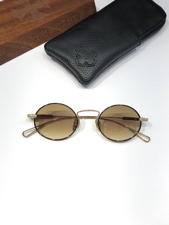 CHROME HEART's super trendy narrow-rimmed sunglasses!The overall texture of the old, revealing the traces of time ~ CH8029Exquisite details, not exaggerated, the overall sense of age brings a low-key literary atmosphere,