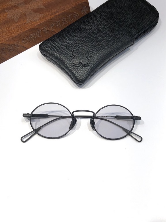 CHROME HEART's super trendy narrow-rimmed sunglasses!The overall texture of the old, revealing the traces of time ~ CH8029Exquisite details, not exaggerated, the overall sense of age brings a low-key literary atmosphere,