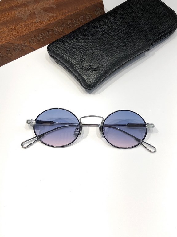 CHROME HEART's super trendy narrow-rimmed sunglasses!The overall texture of the old, revealing the traces of time ~ CH8029Exquisite details, not exaggerated, the overall sense of age brings a low-key literary atmosphere,