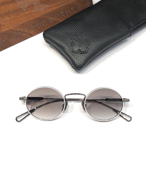 CHROME HEART's super trendy narrow-rimmed sunglasses!The overall texture of the old, revealing the traces of time ~ CH8029Exquisite details, not exaggerated, the overall sense of age brings a low-key literary atmosphere,