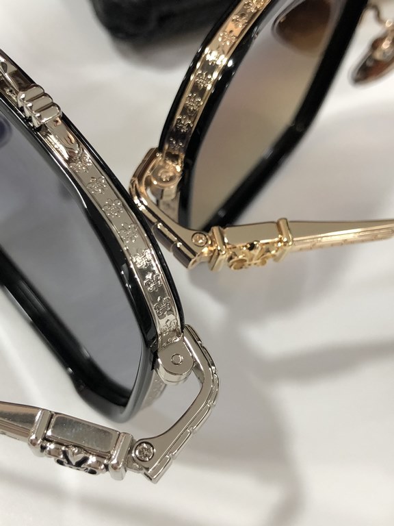 New Sunglasses Vintage Crocker Heart CHROME HEART Double-beam frame with clean and simple line design Titanium frameTitanium ring with laser engraved horseshoe pattern, personalized and exquisite.CH8153 SIZE55-19-147