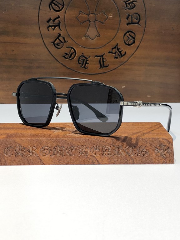 New Sunglasses Vintage Crocker Heart CHROME HEART Double-beam frame with clean and simple line design Titanium frameTitanium ring with laser engraved horseshoe pattern, personalized and exquisite.CH8153 SIZE55-19-147