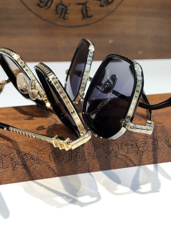 New Sunglasses Vintage Crocker Heart CHROME HEART Double-beam frame with clean and simple line design Titanium frameTitanium ring with laser engraved horseshoe pattern, personalized and exquisite.CH8153 SIZE55-19-147