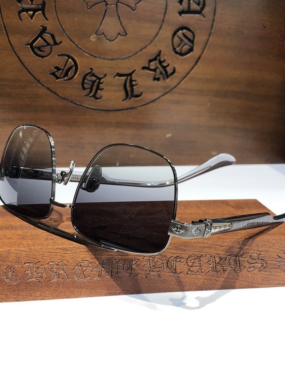 New sunglasses CHROME HEARTFashionable square frame, simple and atmospheric upscaleCH8180 SIZE58-16-154