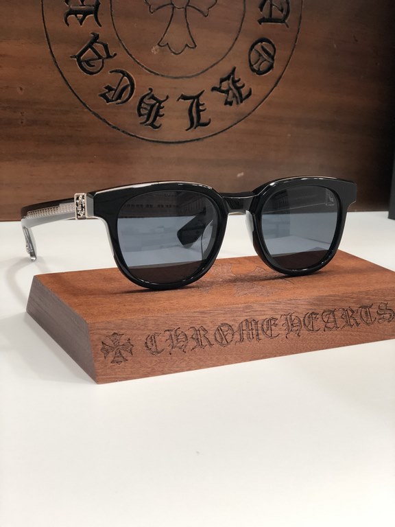 CHROME HEART!This year's must-have sunglasses   are cut from imported thick plate material and have a clean, three-dimensional surface.Exquisite Crocker heart hardware embellishment Personalized handsome fashion flavor i