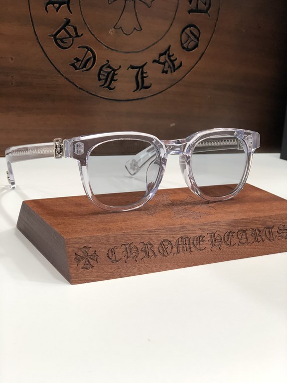 CHROME HEART!This year's must-have sunglasses   are cut from imported thick plate material and have a clean, three-dimensional surface.Exquisite Crocker heart hardware embellishment Personalized handsome fashion flavor i