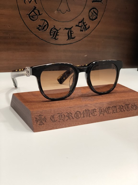 CHROME HEART!This year's must-have sunglasses   are cut from imported thick plate material and have a clean, three-dimensional surface.Exquisite Crocker heart hardware embellishment Personalized handsome fashion flavor i