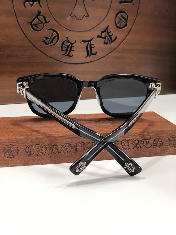 CHROME HEART!This year's must-have sunglasses   are cut from imported thick plate material and have a clean, three-dimensional surface.Exquisite Crocker heart hardware embellishment Personalized handsome fashion flavor i