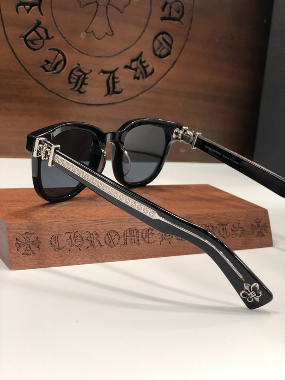 CHROME HEART!This year's must-have sunglasses   are cut from imported thick plate material and have a clean, three-dimensional surface.Exquisite Crocker heart hardware embellishment Personalized handsome fashion flavor i