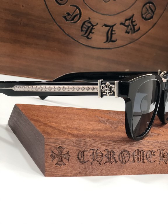 CHROME HEART!This year's must-have sunglasses   are cut from imported thick plate material and have a clean, three-dimensional surface.Exquisite Crocker heart hardware embellishment Personalized handsome fashion flavor i