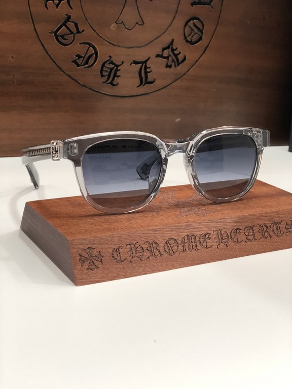 CHROME HEART!This year's must-have sunglasses   are cut from imported thick plate material and have a clean, three-dimensional surface.Exquisite Crocker heart hardware embellishment Personalized handsome fashion flavor i