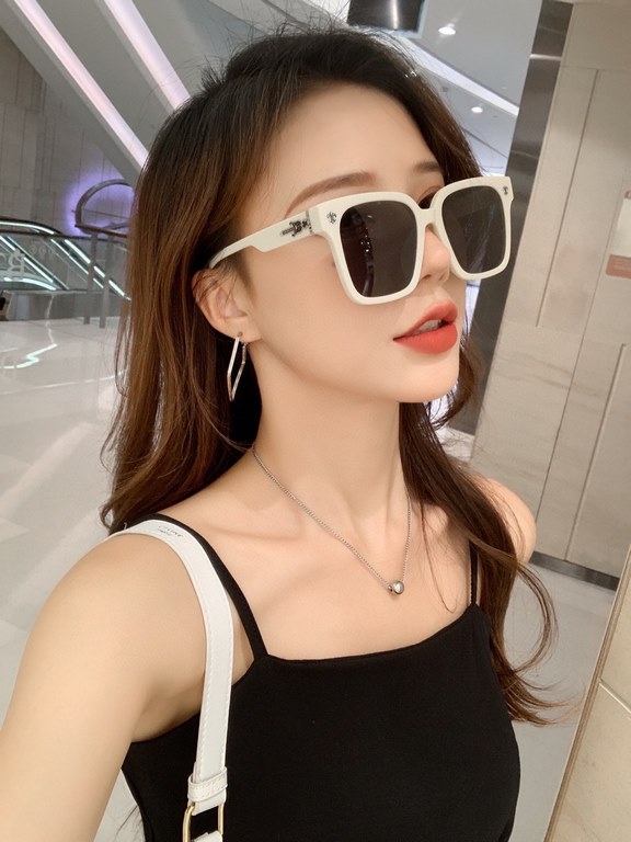 New. 2022Brand,   Crocentric men and women with the same original single polarized sunglasses   TR90 slice frames   Imported Polaroid high-definition polarized lenses. Large frame fashion sunglasses  , high-end leg desig