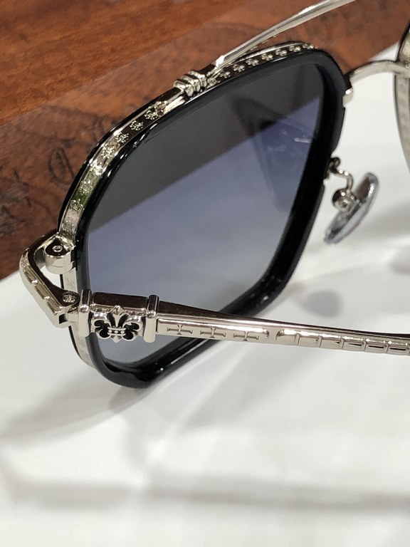 New Sunglasses Vintage Crocker Heart CHROME HEART Double-beam frame with clean and simple line design Titanium frameTitanium ring with laser engraved horseshoe pattern, personalized and exquisite.CH8153 SIZE55-19-147