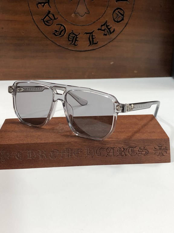 New sunglasses CHROME HEART will be the old American classic punk elements into the details full of points let you experience high-end qualityCH8168 SIZE 55-14-156