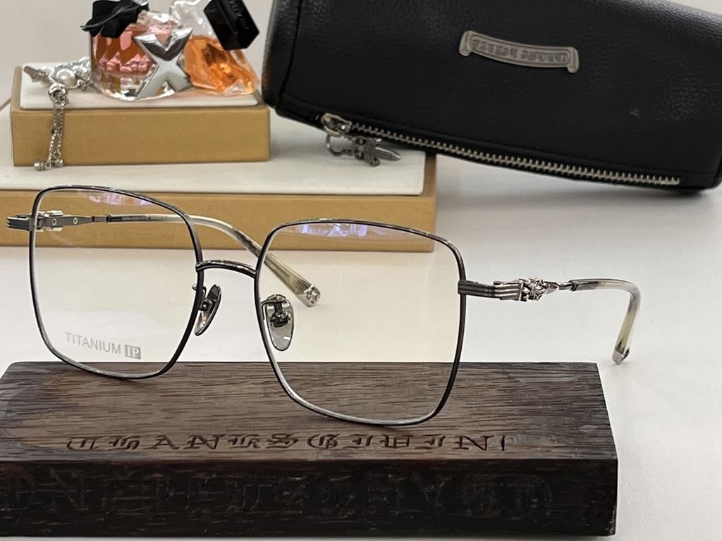 Titanium! CHROME HEARTLarge frame with gold wire frame Ultra-lightweight pure titanium!CH8244 SIZE 56-17-145