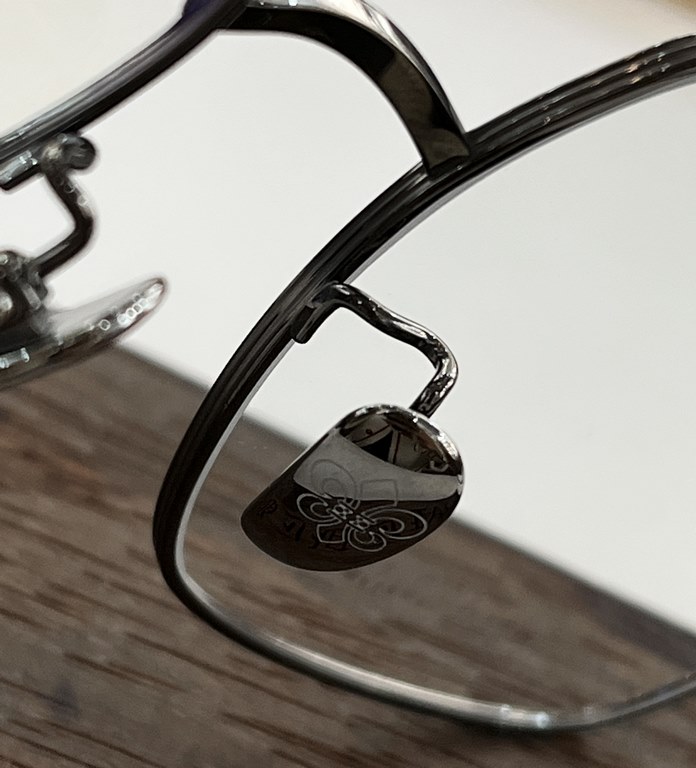 Titanium! CHROME HEARTLarge frame with gold wire frame Ultra-lightweight pure titanium!CH8244 SIZE 56-17-145