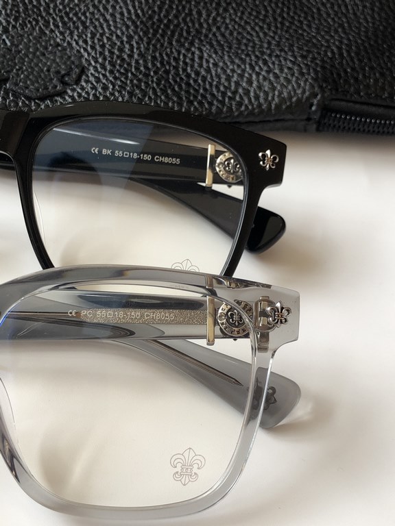 Van E. Excel's newest model, Running ManClassic horseshoe buckle CHROME HEARTLarge-rimmed eyeglasses for face-slimming CH8055SIZE55-18-150