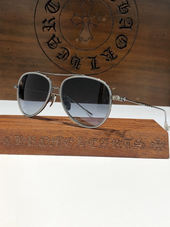 Trendy fashion sunglasses CHROME HEART brand new!CHROME HEART Extreme Craftsmanship Pencil Tail 925 Crucifix DecorationFull of details CH8118SIZE56-16-148