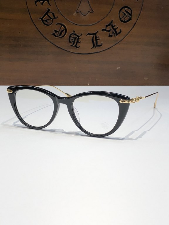 NEW CHROME HEART NEW LOVER This year's fashionable cat-eye frames.The simple design of the temples is fashionable and comfortable.CH8228 SIZE50-19-148