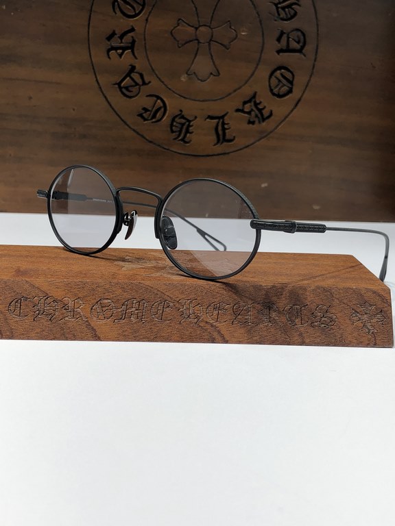 CHROME HEART's super trendy narrow-rimmed sunglasses!The overall texture of the old, revealing the traces of time ~ CH8029Exquisite details, not exaggerated, the overall sense of age brings a low-key literary atmosphere,