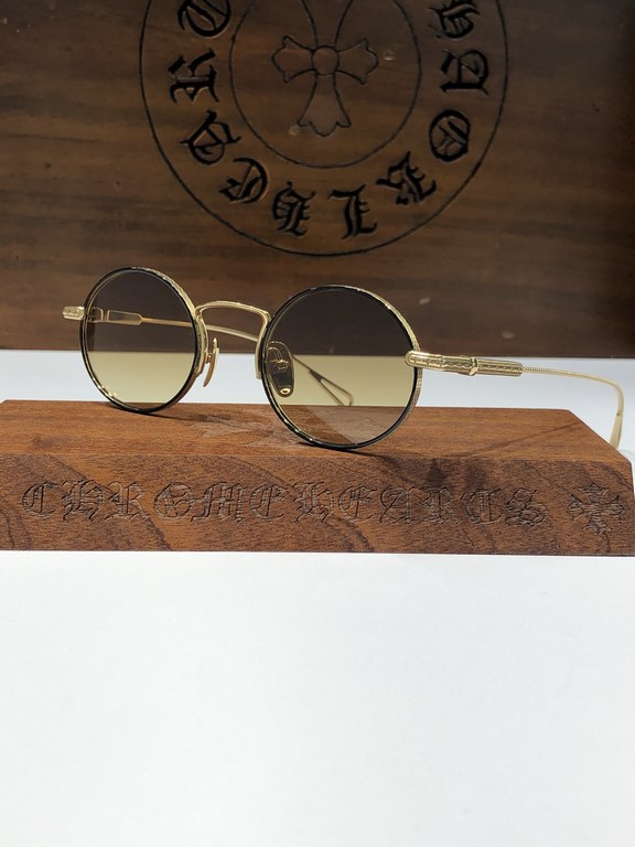 CHROME HEART's super trendy narrow-rimmed sunglasses!The overall texture of the old, revealing the traces of time ~ CH8029Exquisite details, not exaggerated, the overall sense of age brings a low-key literary atmosphere,