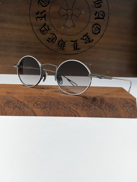 CHROME HEART's super trendy narrow-rimmed sunglasses!The overall texture of the old, revealing the traces of time ~ CH8029Exquisite details, not exaggerated, the overall sense of age brings a low-key literary atmosphere,