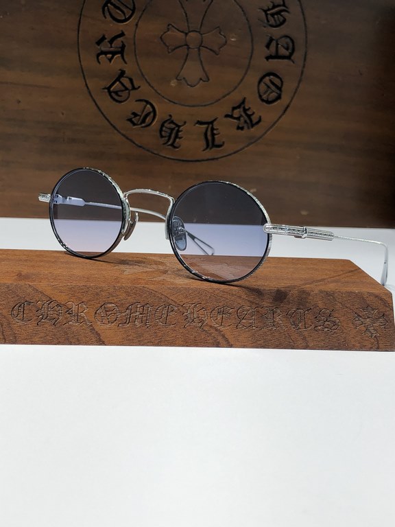 CHROME HEART's super trendy narrow-rimmed sunglasses!The overall texture of the old, revealing the traces of time ~ CH8029Exquisite details, not exaggerated, the overall sense of age brings a low-key literary atmosphere,