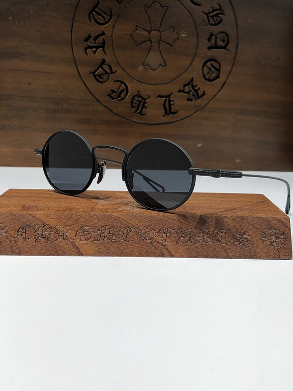 CHROME HEART's super trendy narrow-rimmed sunglasses!The overall texture of the old, revealing the traces of time ~ CH8029Exquisite details, not exaggerated, the overall sense of age brings a low-key literary atmosphere,