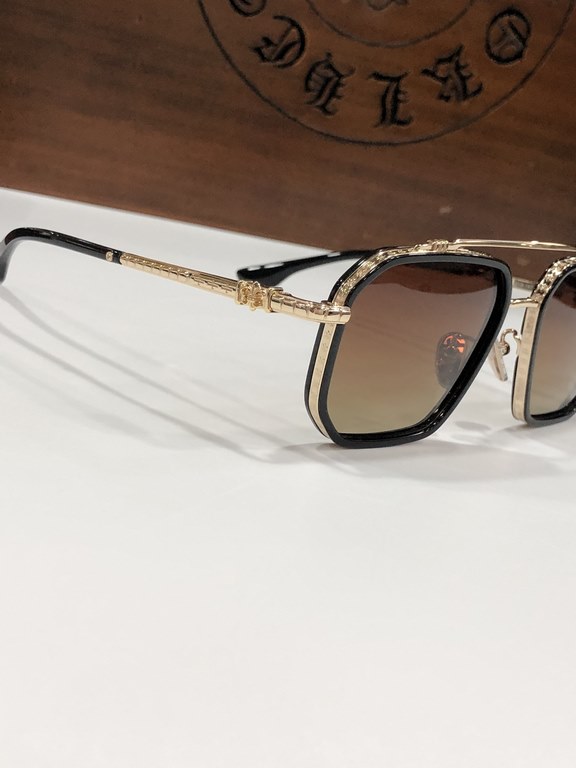 New Sunglasses Vintage Crocker Heart CHROME HEART Double-beam frame with clean and simple line design Titanium frameTitanium ring with laser engraved horseshoe pattern, personalized and exquisite.CH8153 SIZE55-19-147