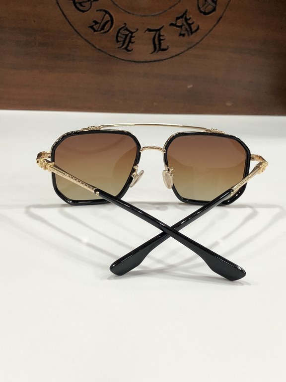 New Sunglasses Vintage Crocker Heart CHROME HEART Double-beam frame with clean and simple line design Titanium frameTitanium ring with laser engraved horseshoe pattern, personalized and exquisite.CH8153 SIZE55-19-147